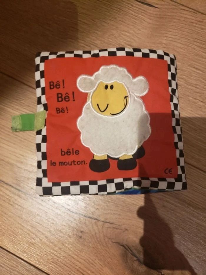 Lot livres tissus d'éveils avec matières bruits, mon premier tout doux et qui se cache à la ferme - photo numéro 11