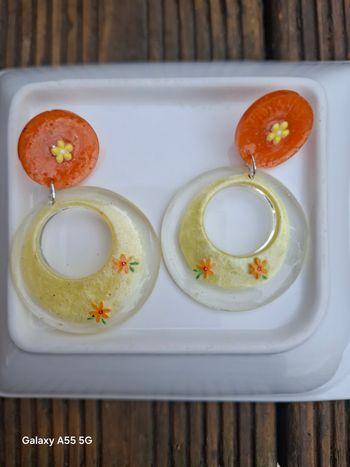 🍊 Boucles d’oreilles créoles fleurs & agrume – Résine colorée effet frais et estival