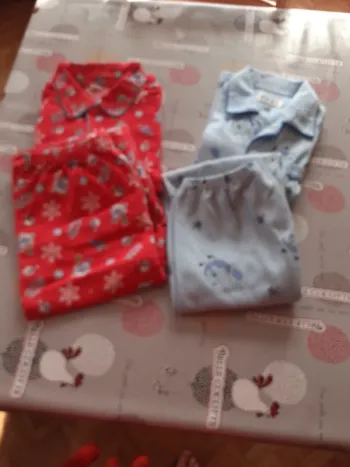 Lot pyjamas Noël et abeille