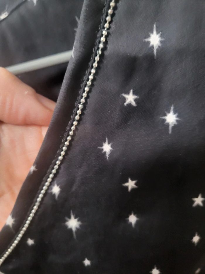Robe effet satiné avec des étoiles blanches sur fond noir - photo numéro 2