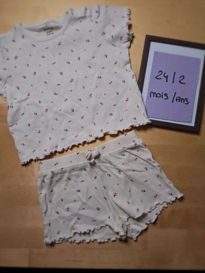 Ensemble pour fille taille 24 mois Marque Kiabi bon état