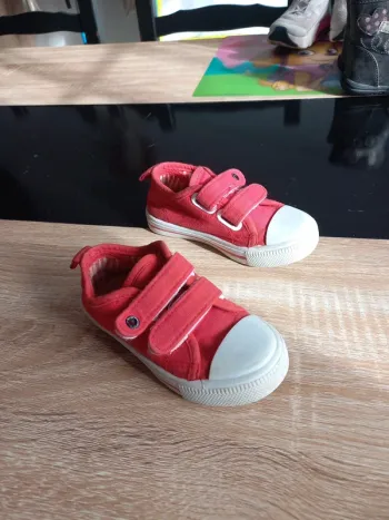 Basket à scratchs rouge T23