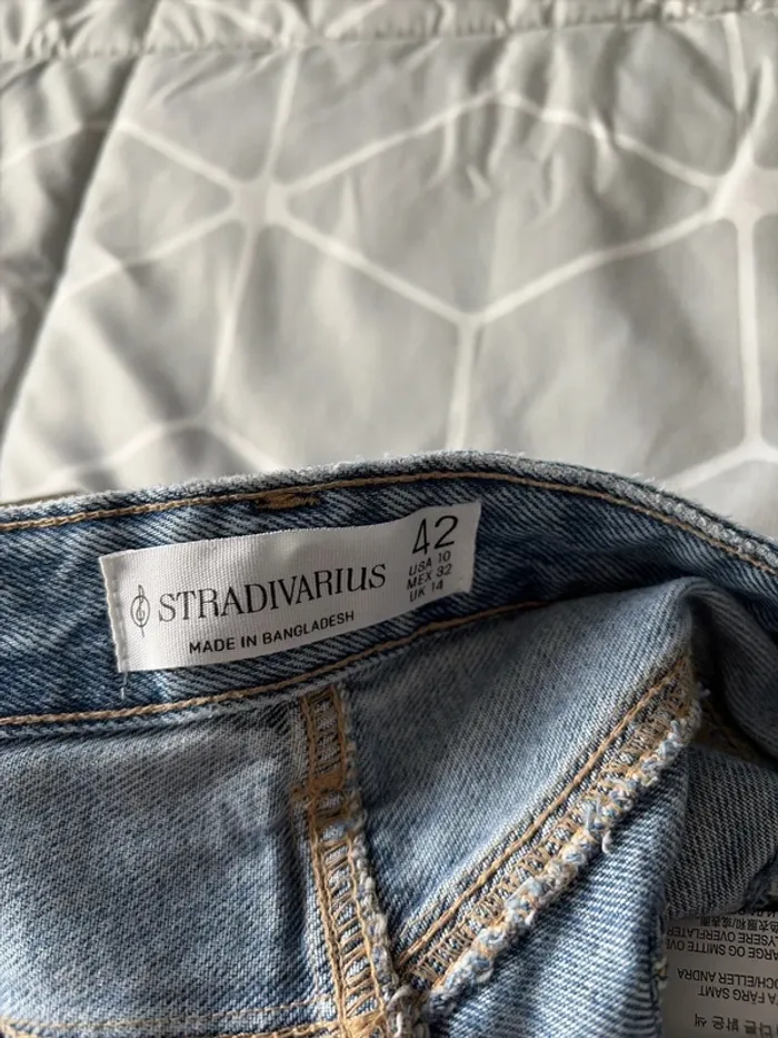 Pantalón vaquero Stradivarius.