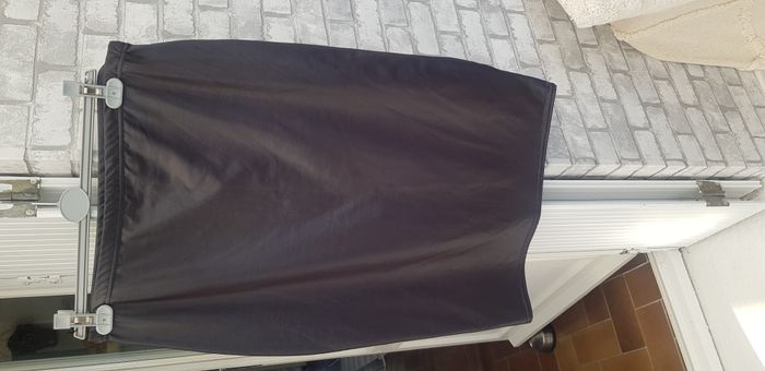 Jupe mi longue simili cuir noire
