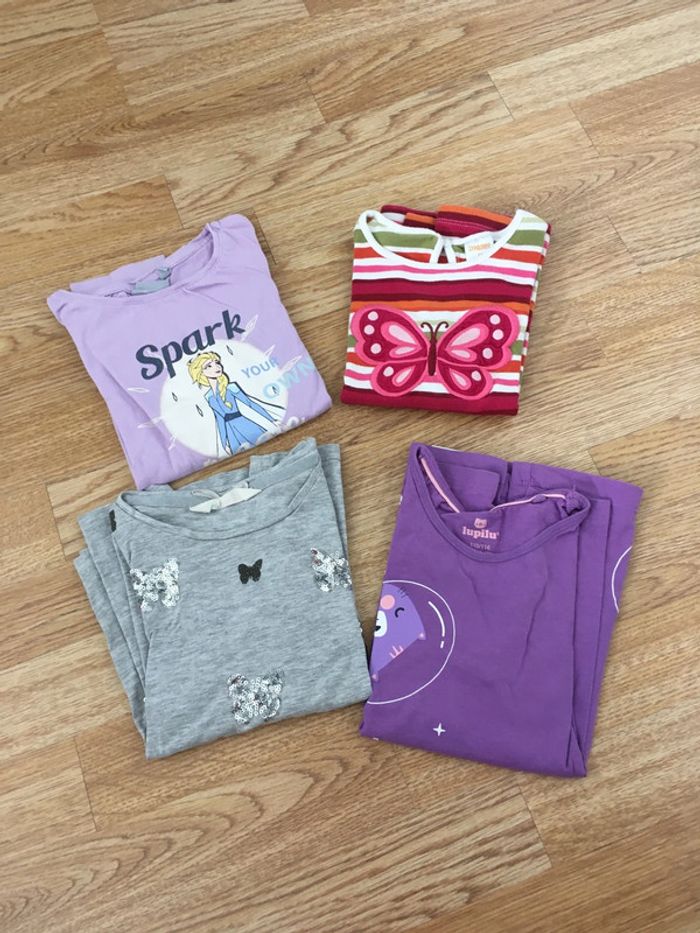 T-shirt manches longues (taille 110-116).