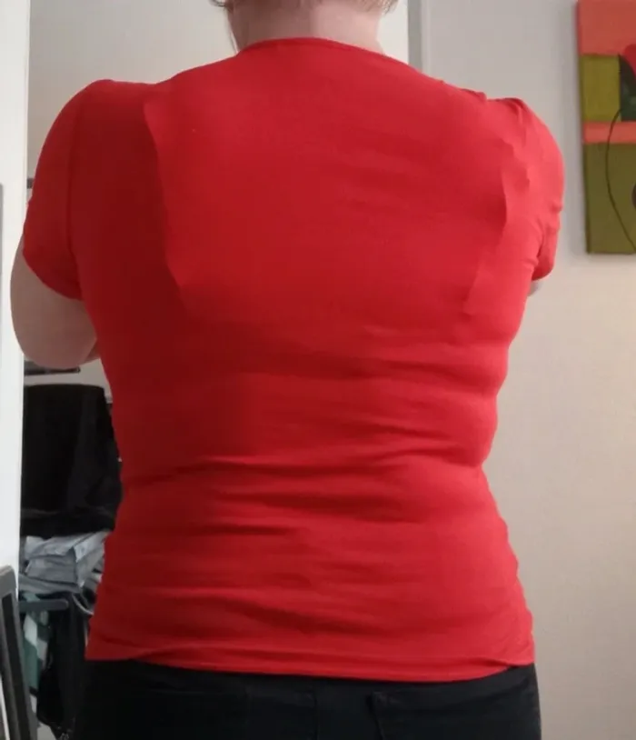 Très joli Tee-shirt rouge acos taille s en très bon état - photo numéro 2