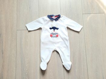 Pyjama garçon blanc bleu, rouge et argenté. Garçon 1 mois. Marque Obaidi