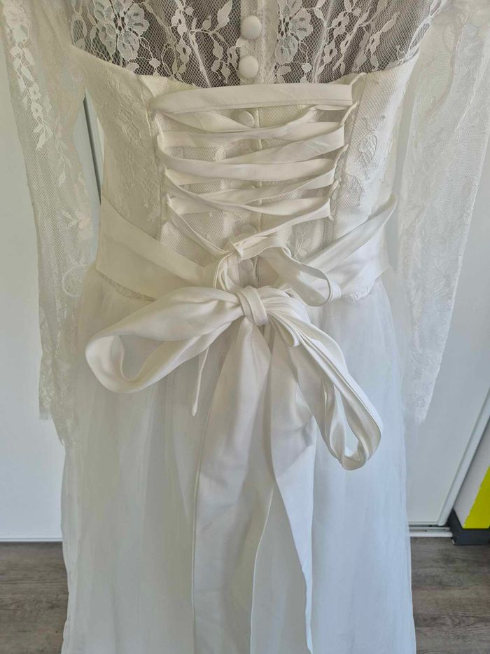Robe de mariée avec manches en dentelle - photo numéro 6