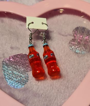 Petites bouteilles de limonade rouge en résine en boucles d'oreilles