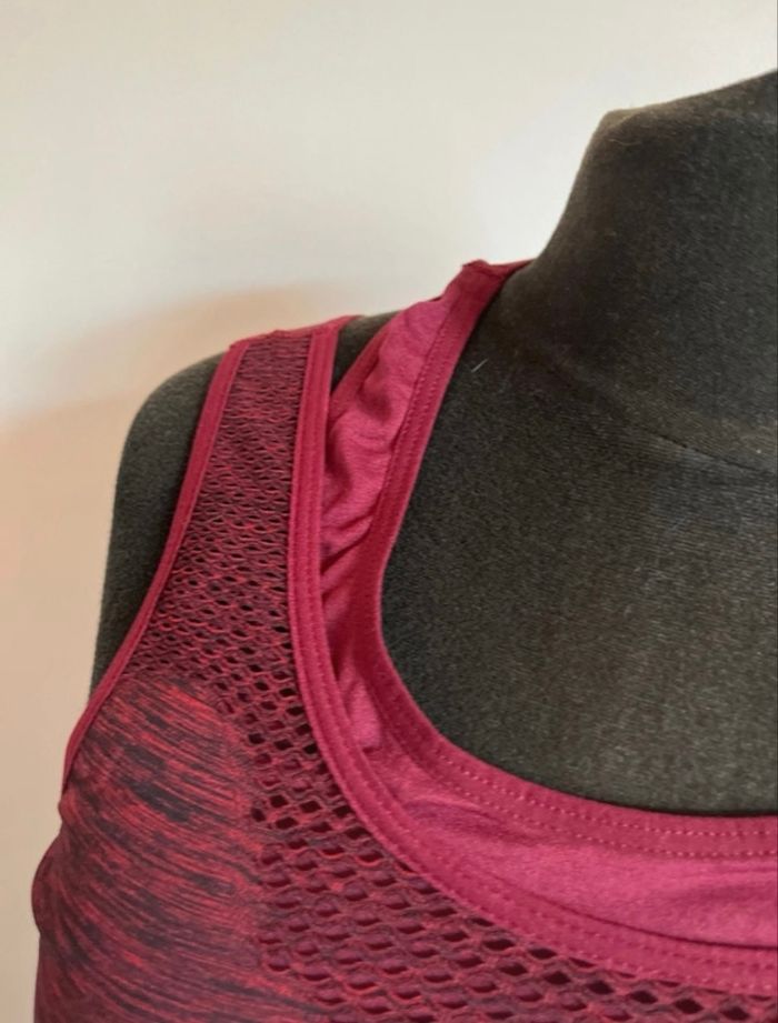 Haut de sport bordeaux et noir taille M de chez Tissaia en très bon état - photo numéro 4