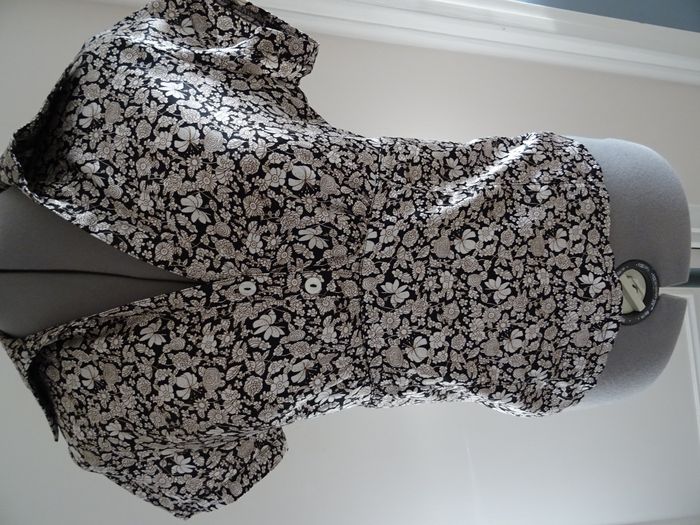 Chemisier noir fleuri taille 36 manches courtes