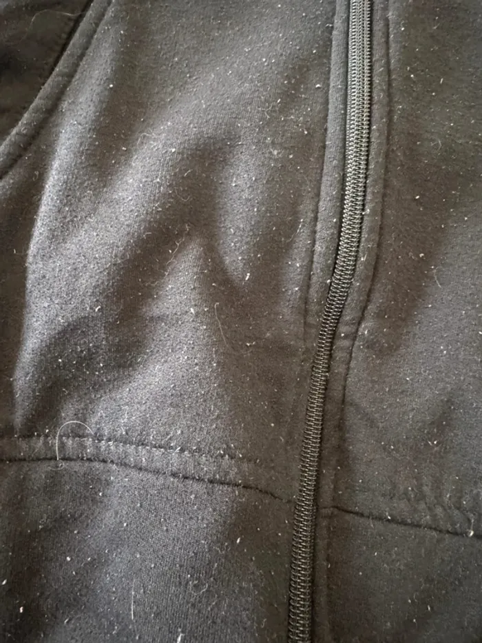 Gilet noir bon état taille S, il ya des bouloches - photo numéro 2