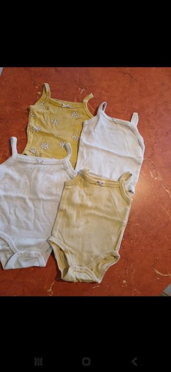 Lot de 4 bodies débardeurs bébé taille 3 mois