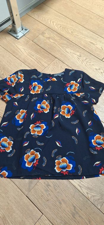 Très belle blouse à fleurs.