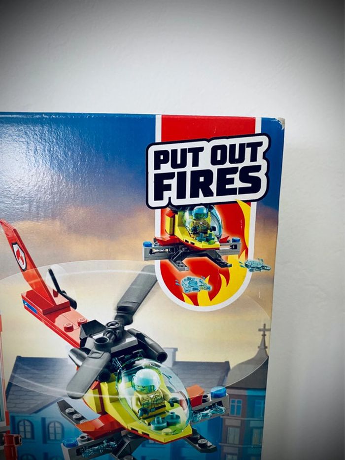 LEGO City 60320 - La Caserne des Pompiers - Neuf et Scellé - photo numéro 4