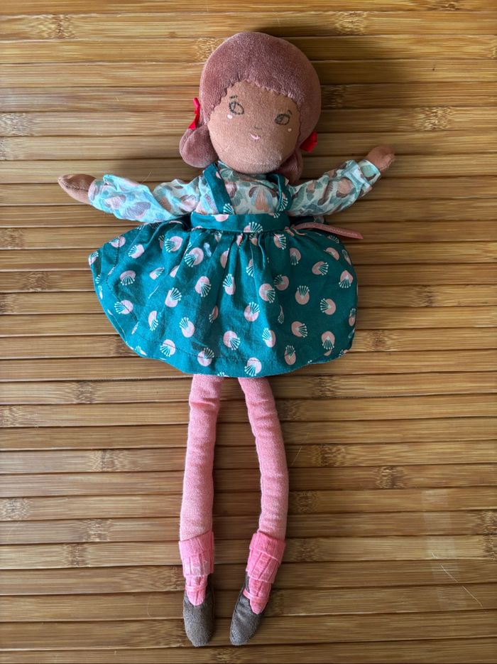 Doudou poupée cerise robe vert rose les parisiennes moulin roty