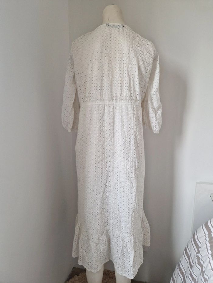 Robe blanche longue broderies manches 3 quart avec volants - photo numéro 2