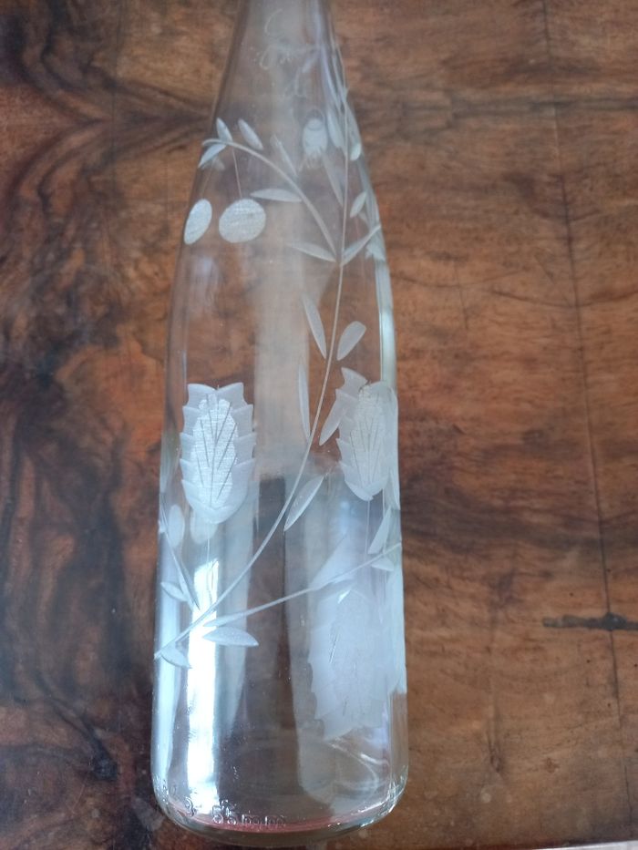 Bouteille en verre taillée main sans marque - photo numéro 3