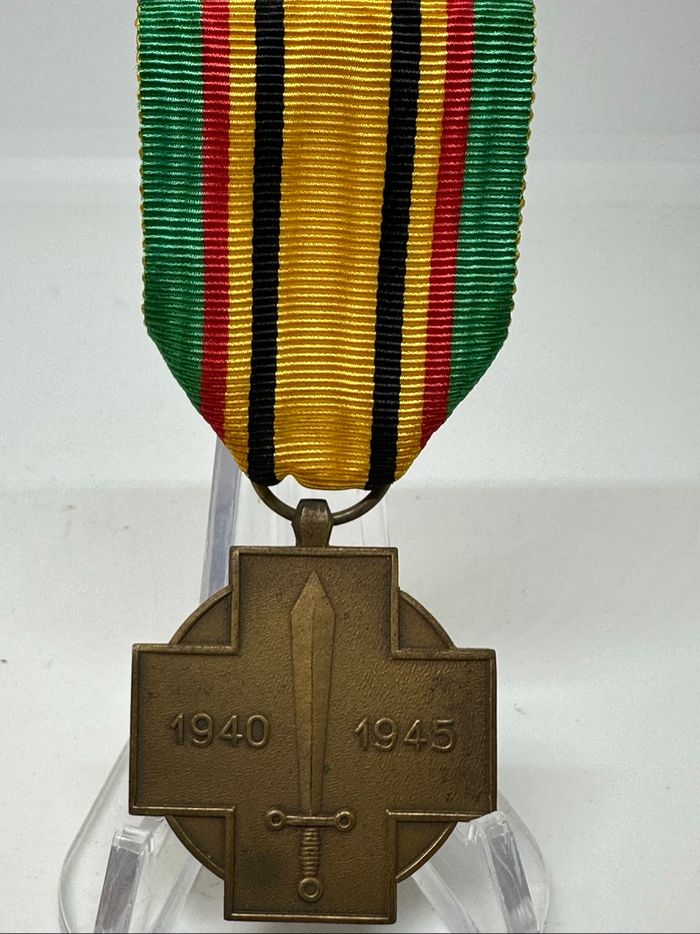 510-Médaille du Combattant militaire  de la Guerre 1940-1945, - photo numéro 3