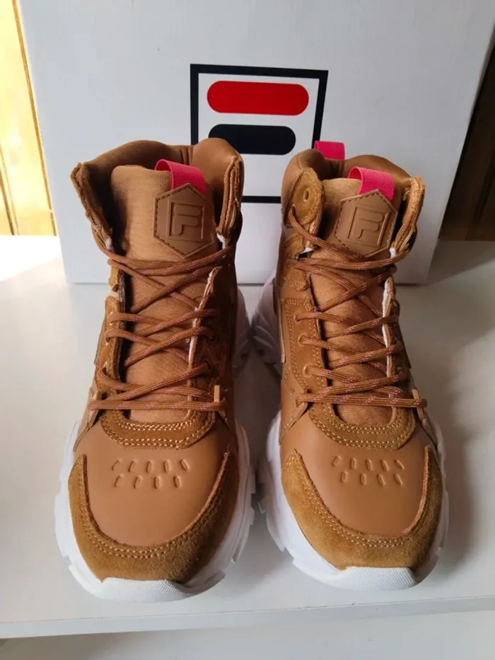 Jolie paire de baskets sneakers femme marque Fila pointure 38 - photo numéro 2
