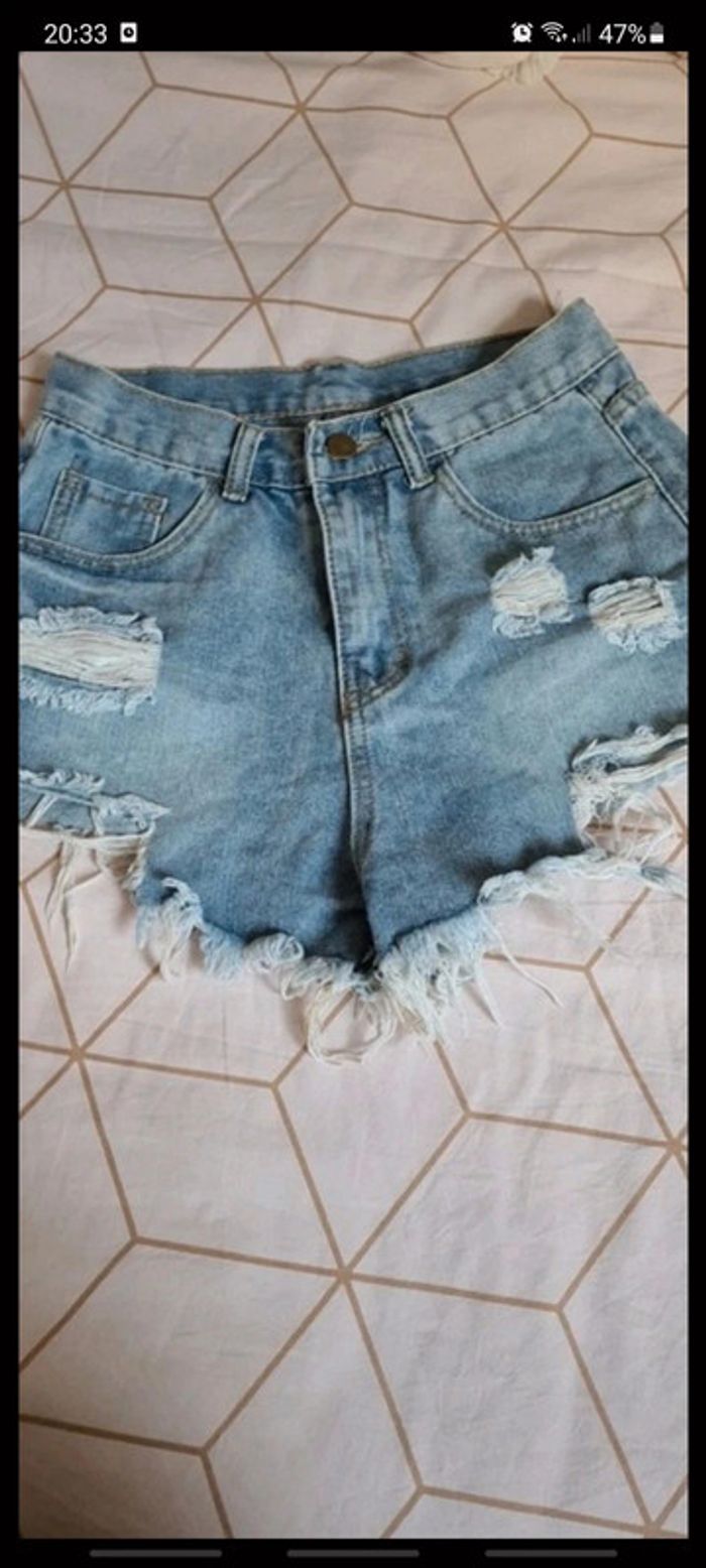 Short en jean troué neuf