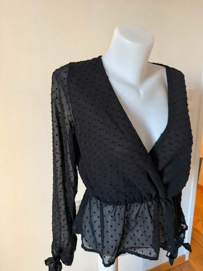 Blouse noir en très bon état taille M SHEIN - photo numéro 2