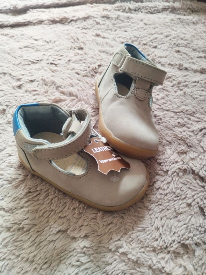 Chaussures babies garçon en cuir gris neuve pointure 19