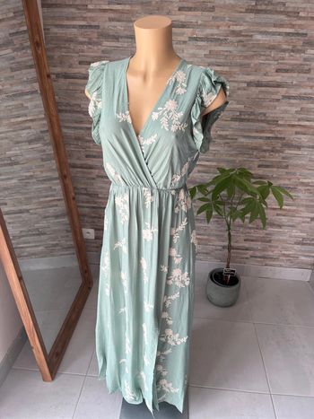Robe longue très élégante vert sauge avec broderies