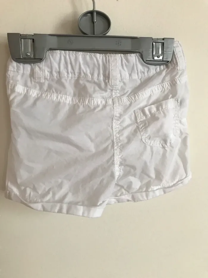Short blanc neuf 9 mois - photo numéro 2