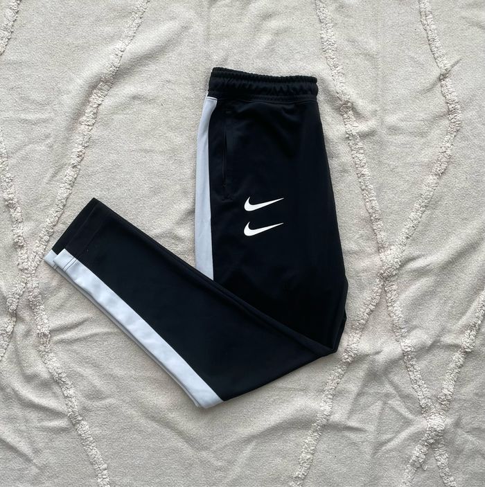 Jogging Nike Swoosh taille M