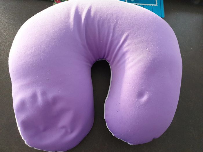 Coussin voyage tour de cou violet cale