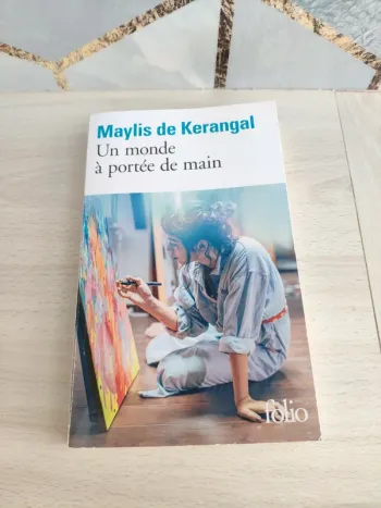 Livre poche un monde à portée de main Kerangal