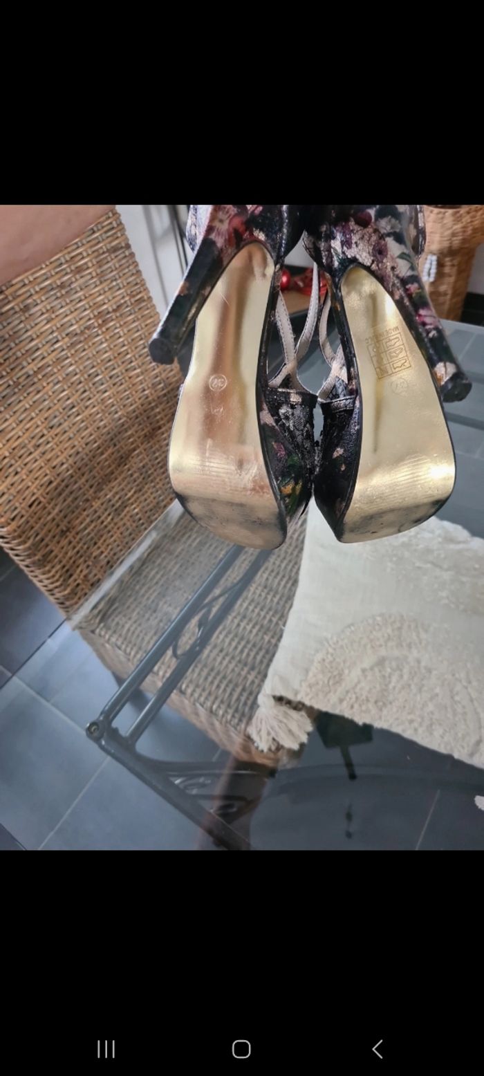 Très jolie chaussure à ton semelle compensée - photo numéro 7