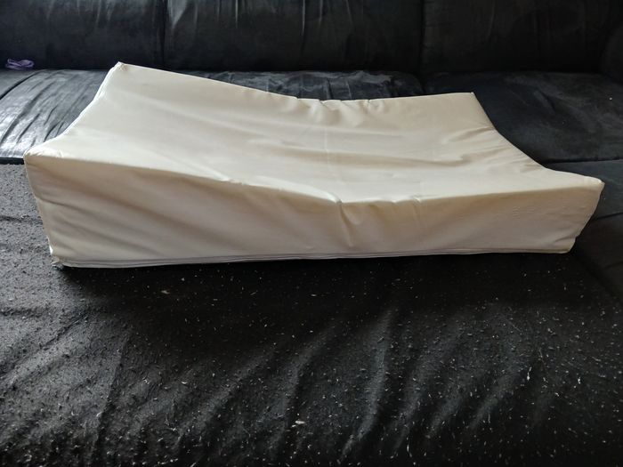 Matelas à langer incliné