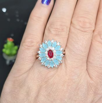 Bague fantaisie argentée avec pierres bleues et rouge et zirconiums