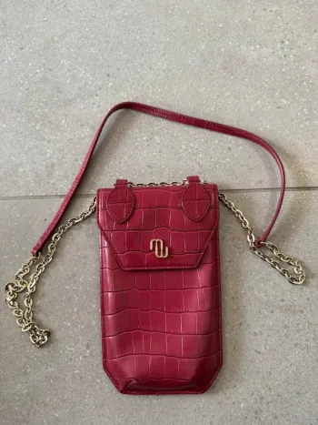Pochette téléphone en cuir  à bandoulière bordeaux Maje, bon état