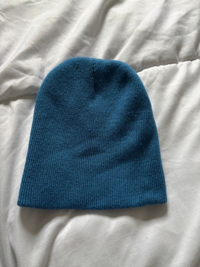 Bonnet bleu en acrylique