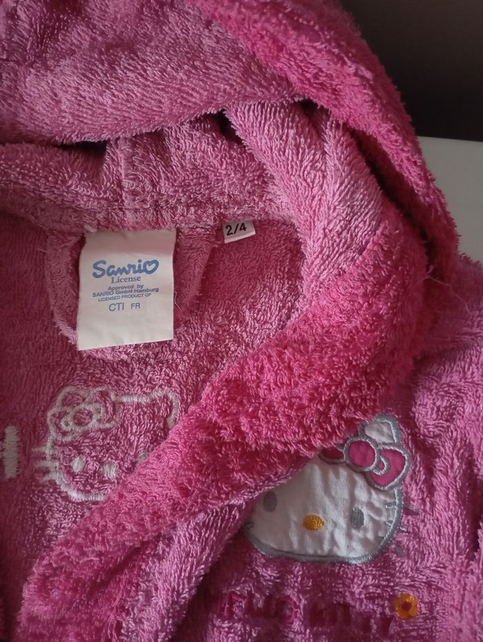 Peignoir 2/4 ans . Coton éponge rose fushia. 2 poches ,ceinture et capuche.Hello Ketty. Très bon état. - photo numéro 8