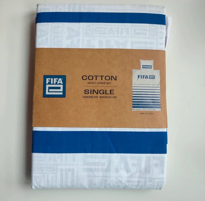 Parure de lit simple FIFA, 100% coton blanc et bleu marine.