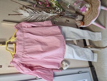 Ensemble femme composé d'un jean blanc Etam taille 36/38 et d'un top manche 3/4 épaule dénudé taille