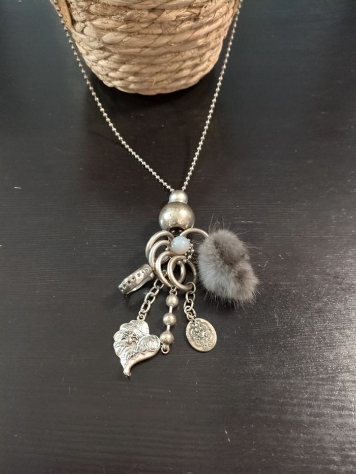 Sautoir collier long métal argent  et pompon violet