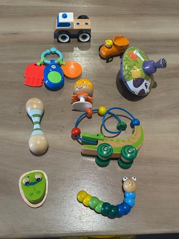 Lot de 9 jouets enfant bébé premiers âge en bois : voitures, clés sonores, toupie métal Janod