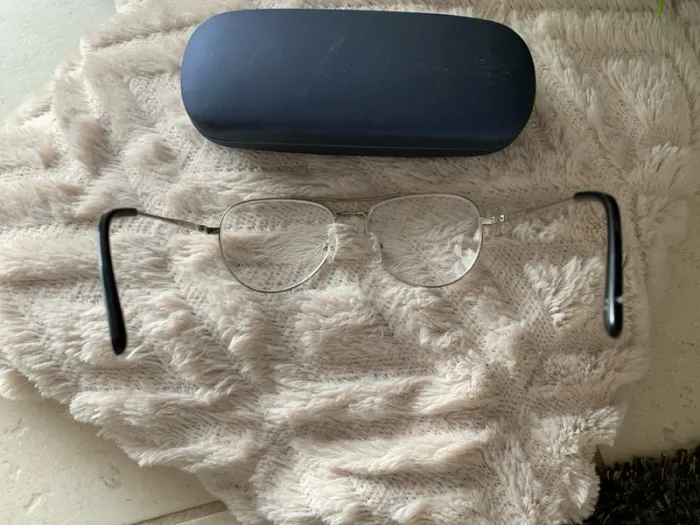 Monture de lunette neuve jamais servie avec son étui rigide - photo numéro 2