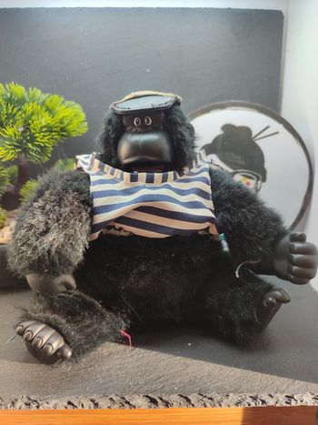 Ancienne Peluche Singe noir rayé  Magogo gorilla Macarena 1997 bleu Casquette
