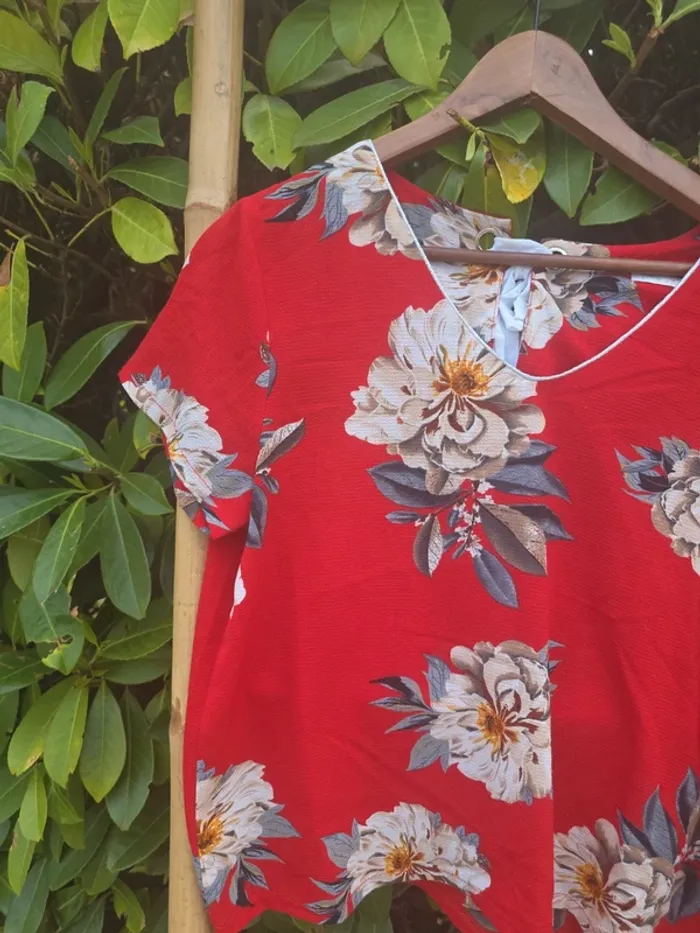 Blouse rouge fleurie - photo numéro 2