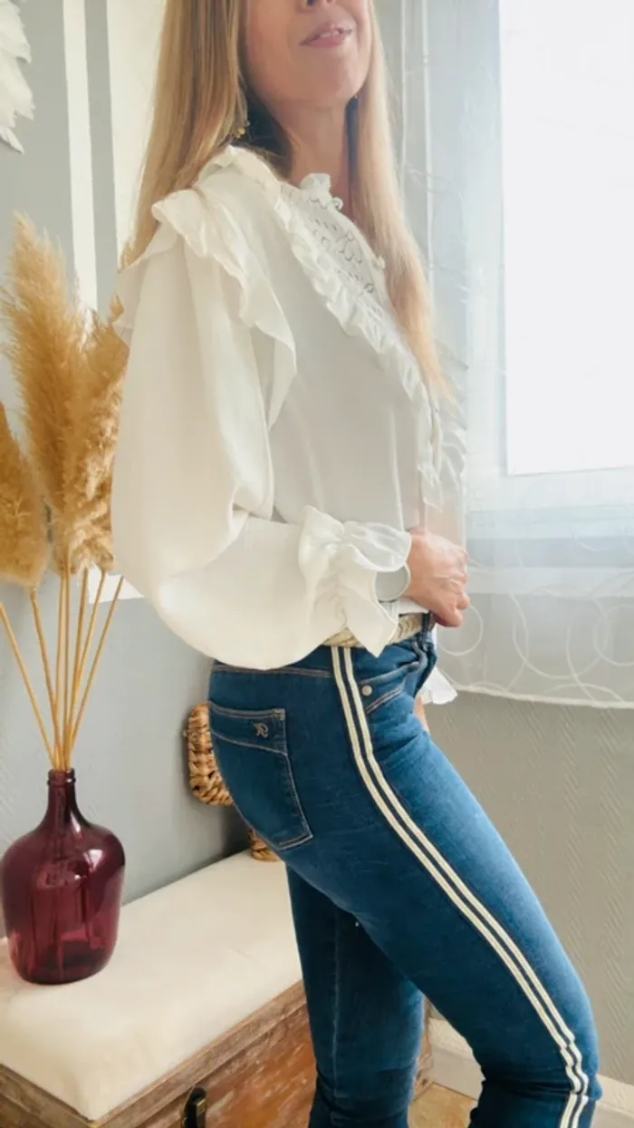 Blouse blanche bohème chic avec dentelle fleurs et volants - photo numéro 6