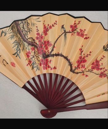 Grand éventail japonisant aux motifs délicats de fleurs de cerisier et de branches de saule