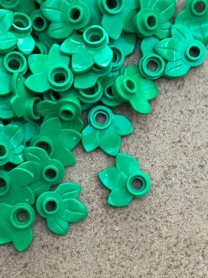 50 Plant Plate Lego , Round 1 x 1 with 3 Layered Leaves ref 32607 Bright Green - photo numéro 3