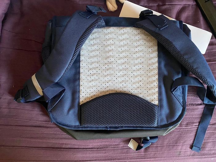 Cartable neuf avec étiquette - photo numéro 2