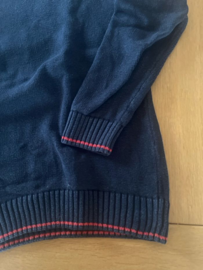 Pull bleu marine avec liserés rouges - photo numéro 2